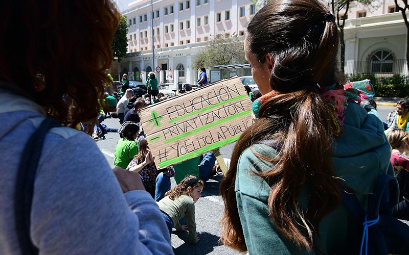 “Más educación y menos privatización”: movilización en Cádiz por la bajada de ratios en la pública y frente a los privilegios para la privada