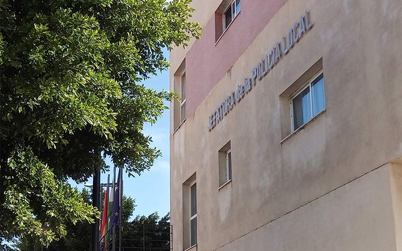 El “cementerio” de vehículos municipal, un “riesgo para la salud” de policías locales y de todo isleño que convive en la zona de la Jefatura
