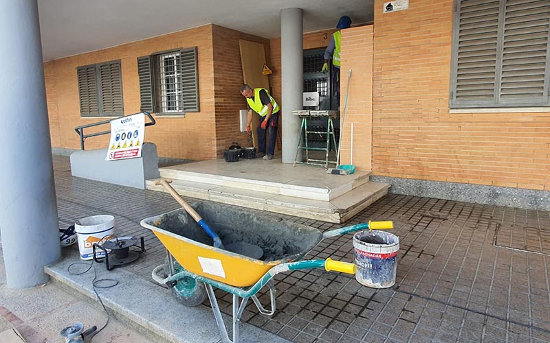 “Vamos cumpliendo años y los cuerpos no aguantar subir la escalera con las compras”; avanza la instalación de ascensores en La Carabina