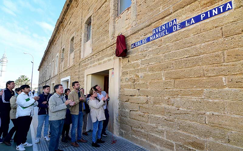 El último alcalde de la II República, fusilado por el franquismo, se ‘traslada’ a un lugar más destacado del callejero de la ciudad de Cádiz