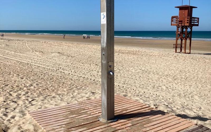 El Consistorio chiclanero instala el resto de pasarelas y duchas tras un invierno con gran parte de la infraestructura playera en servicio
