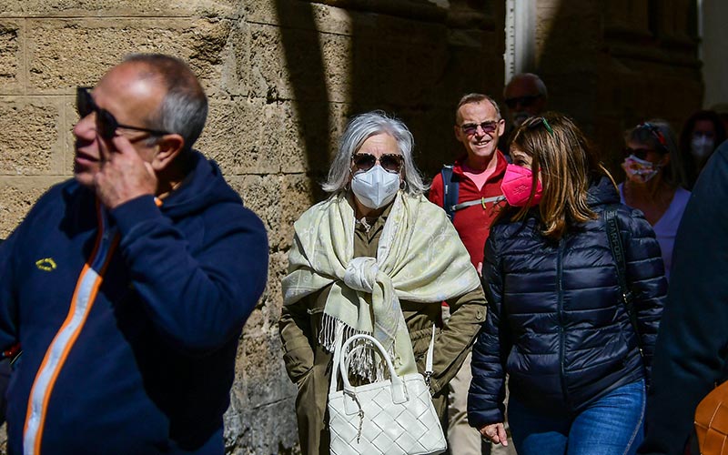El Colegio de Médicos llama a los gaditanos a seguir teniendo a mano la mascarilla: “es un error tratar el coronavirus como algo ya pasado”