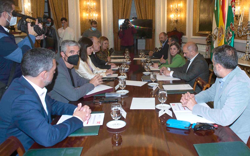 El plan Invierte de la Diputación de este 2022 destina casi 900.000 euros a cada ayuntamiento de la Bahía para actuaciones “de entidad”