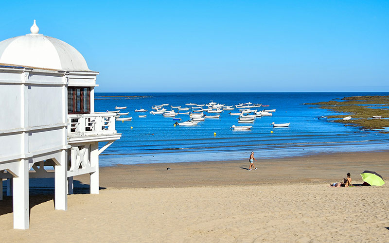 Playas de la Bahía presumen este verano de 16 banderas azules; la pierde La Caleta por tres análisis con la calidad del agua “muy buena”