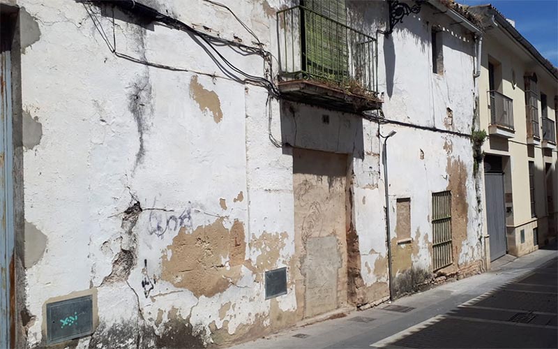 A la venta forzosa una finca ruinosa del barrio de San Miguel desde 25.500 euros ante la dejación de sus “propietarios incumplidores”