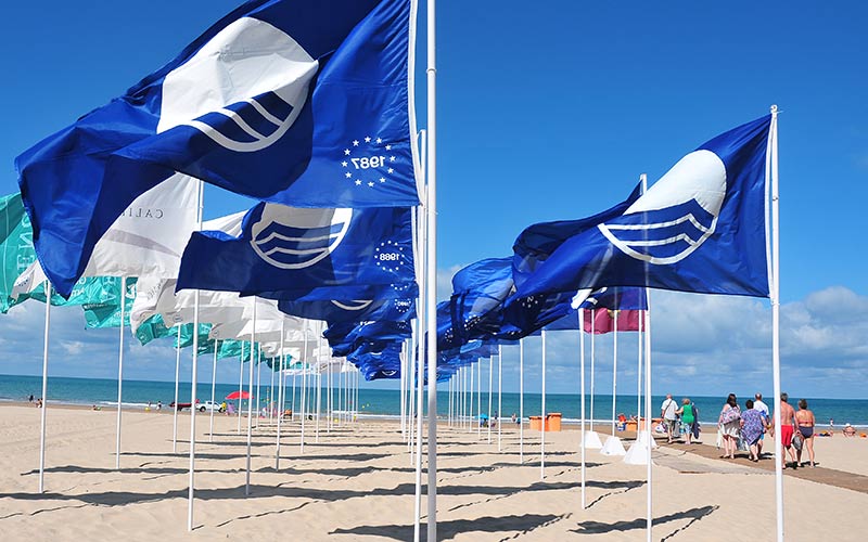 Ecologistas insta a los ayuntamientos gaditanos con playa a que “no pierdan tiempo y dinero” persiguiendo banderas azules “fraudulentas”
