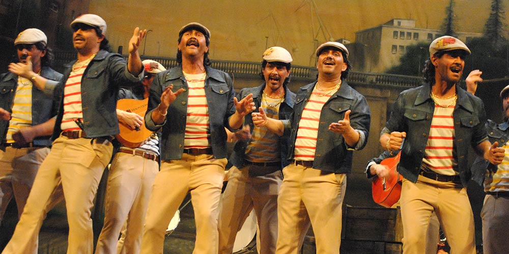 “Aquí está la canción que tanto me pedías cantar, aquí está mi canción, que te olerá a viejo carnaval”