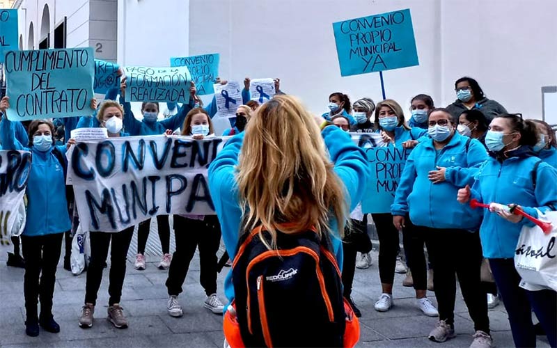 Trabajadores del servicio de ayuda a domicilio en La Isla inician una “vigilia” a las puertas del Ayuntamiento por una jornada de 35 horas