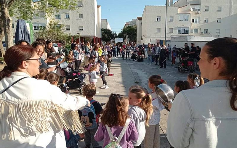 Padres “en lucha” en el Río San Pedro para evitar el cierre decretado por la Junta de una de las líneas de la escuela infantil Viento del Sur