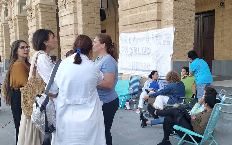 La acampada por las 35 horas de las trabajadoras del servicio de ayuda a domicilio cumple dos semanas, y “el PSOE sin pronunciarse”