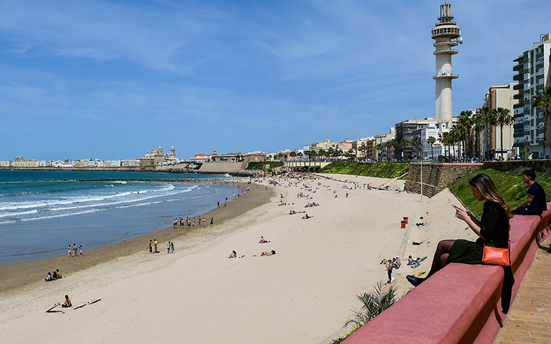Exigen al Ayuntamiento de Cádiz que prohíba fumar en las cuatro playas de la ciudad y que fije multas de un mínimo de 150 euros