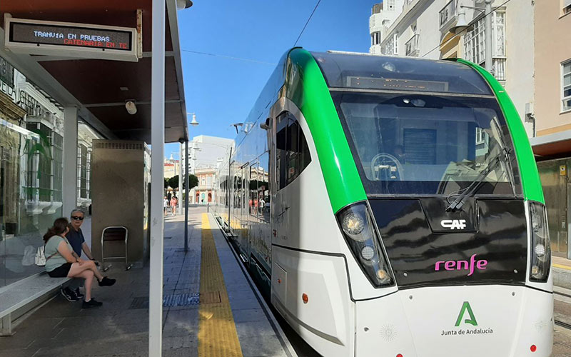Activada la última fase de pruebas del tranvía de la Bahía simulando el servicio comercial, previa a su puesta en marcha... 15 años después