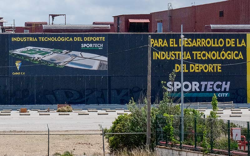 El Cádiz CF sigue adelante con su proyecto en los terrenos de Delphi, que pretende la APBC, planeando el desmantelamiento de la factoría