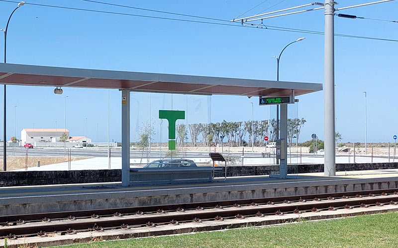 La T de TramBahía, marca comercial del tranvía, busca “consagrarse” como “icono” del paisaje urbano de Chiclana, San Fernando y Cádiz