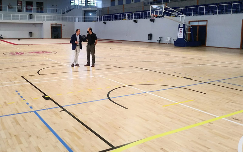 El adecentamiento del parqué del pabellón municipal Ciudad de Chiclana llega 27 años después de la apertura de la instalación