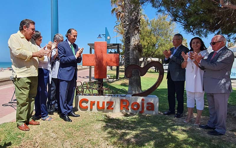El paseo marítimo de La Barrosa se ‘rinde’ a la Cruz Roja Española
