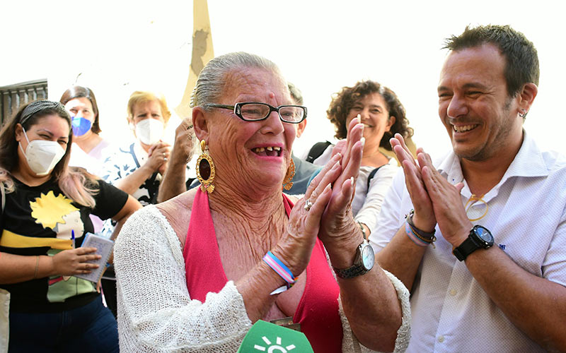 “Cádiz me quiere y me admira, no como maricón sino como persona, como artista”; la Petróleo y la Salvaora ‘inmortalizadas’ en La Viña