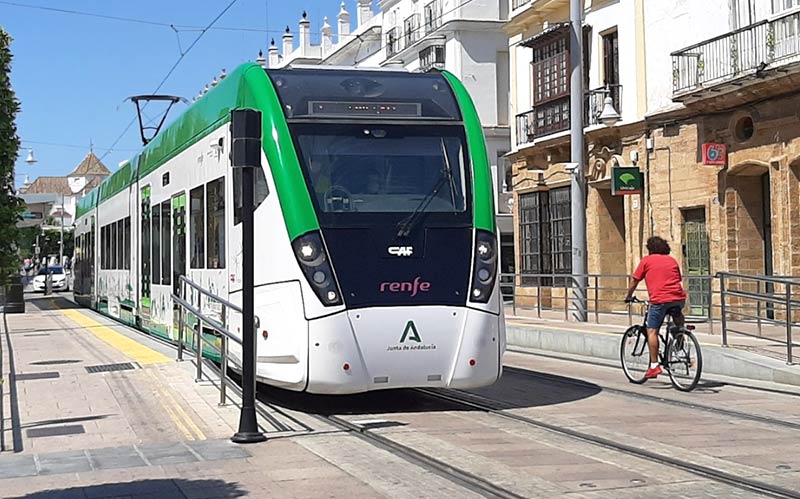 El TramBahía todavía sin arrancar mira al futuro: prevé alcanzar en 2026 los tres millones de viajeros anuales y sumará tres trenes más