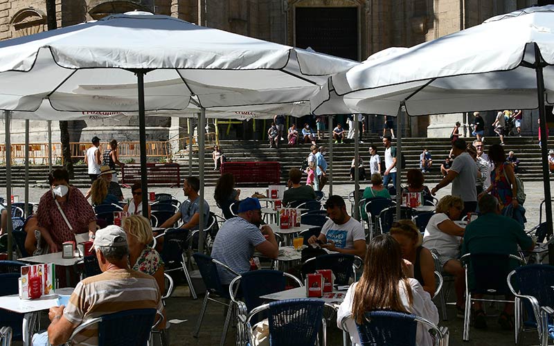 El 97% de los 3.332 gaditanos que ha dejado la cola del paro en junio pertenece al sector servicios; la contratación indefinida llega al 44%