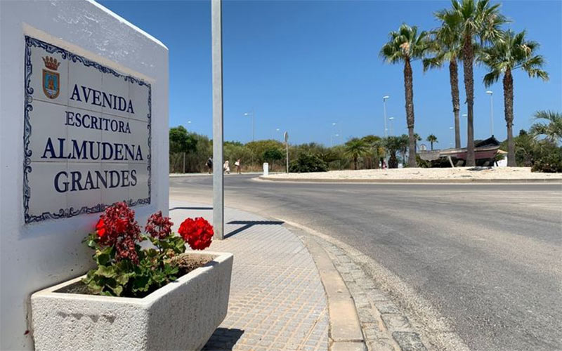 Abierta la recogida de adhesiones para el nombramiento de la escritora Almudena Grandes como Hija Adoptiva de la Villa de Rota