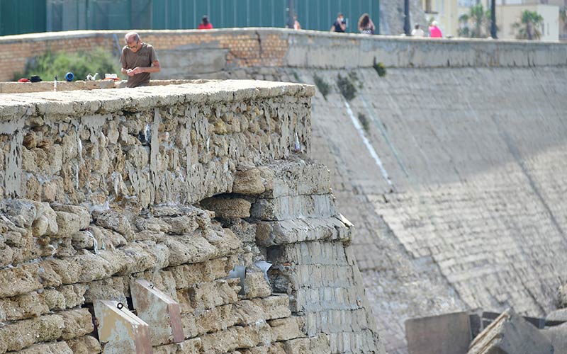Costas recurrirá a fondos europeos y licita al fin trabajos de rehabilitación de varios tramos en mal estado de las murallas de Cádiz