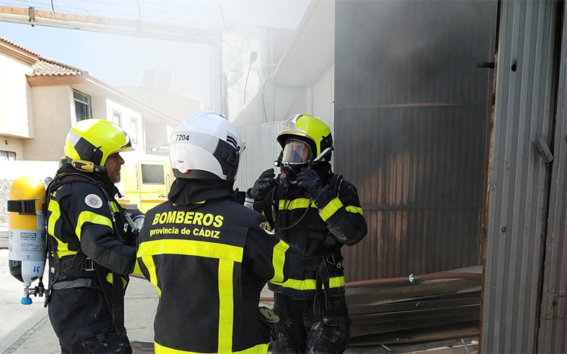 Un incendio en una carpintería de Camposoto alarma a AxSí: “¿qué hubiera pasado si las llamas llegan al depósito de bombonas?”