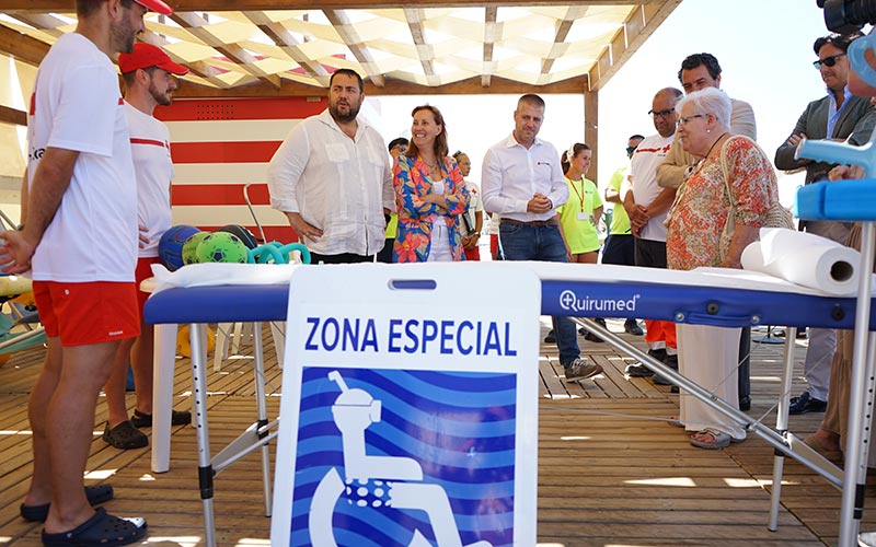 El módulo accesible de la playa de Camposoto ofrece más servicios desde este verano