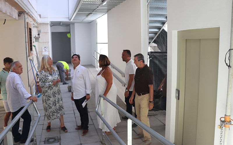Los residentes del bloque de la Junta de Santo Domingo 72 estrenan ascensor en unas semanas