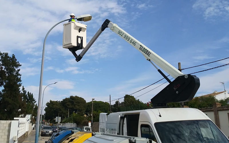 Chiclana está ya alumbrada casi al completo por farolas led