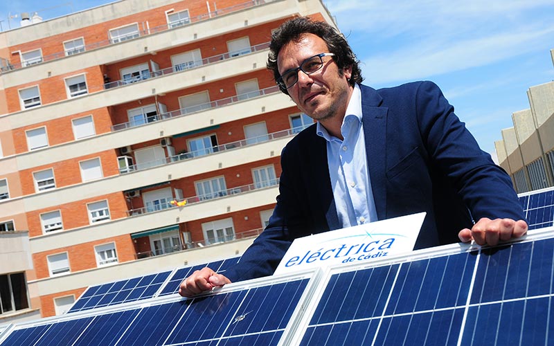 “Como creemos en la soberanía energética, Eléctrica de Cádiz tiene ahora que rearmarse”; el alcalde justifica las subidas en la factura