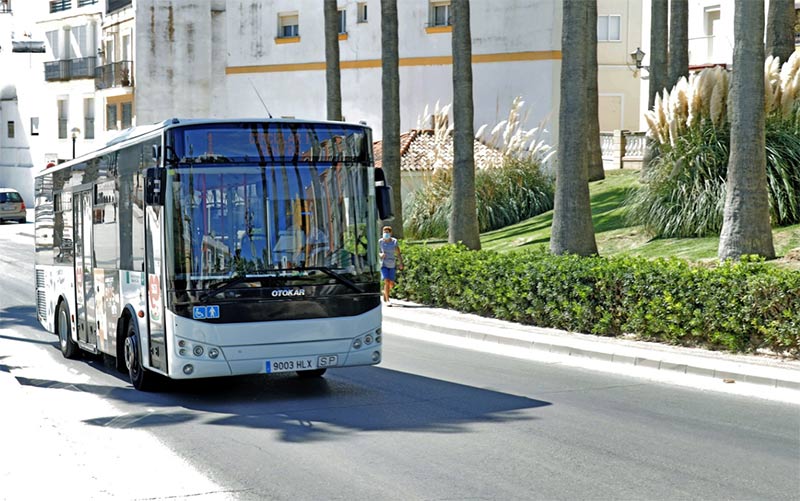 Un bus lanzadera conectará en agosto los aparcamientos disuasorios con el centro y la playa, para liberar de coches el casco histórico
