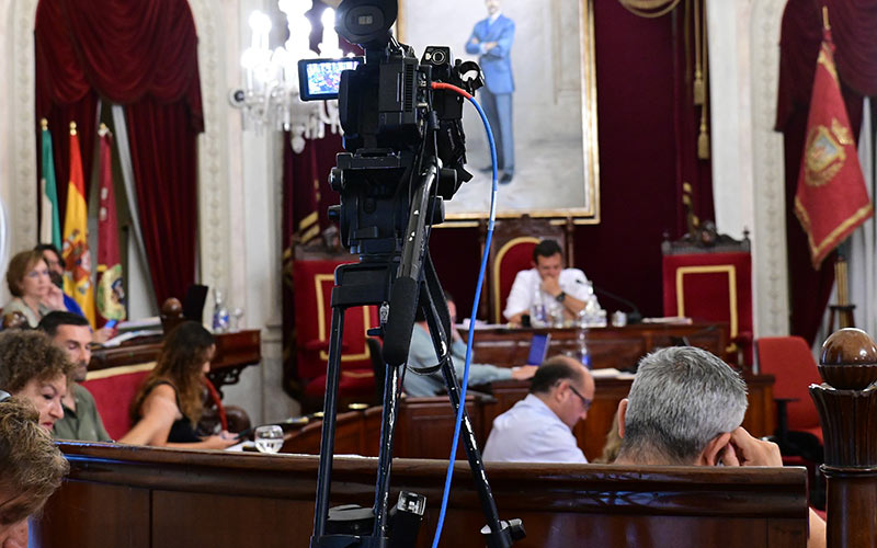 La limpieza de las playas, la turistificación, la financiación de Valcárcel y la “quiebra” de Eléctrica de Cádiz sobresalen en el pleno de julio