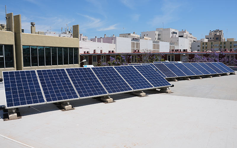 Un estudio de implantación de placas fotovoltaicas en las viviendas municipales de Cádiz calcula una inversión de 2,5 millones