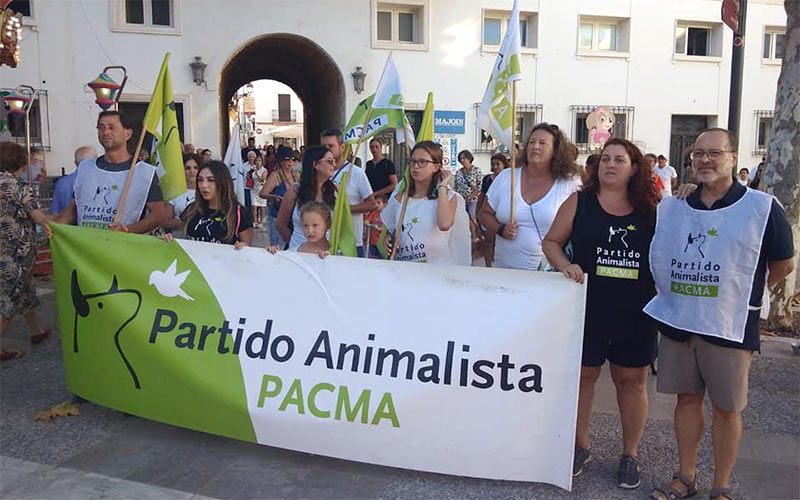 Pacma se concentra en Cádiz y Rota exigiendo un verano más el libre acceso de los perros a las playas: “son miembros de nuestras familias”