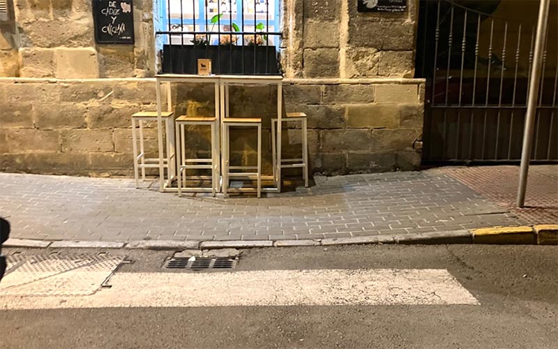 Alertan del “descontrol” de terrazas y patinetes en las calles de El Puerto, “un peligro para personas con discapacidad”