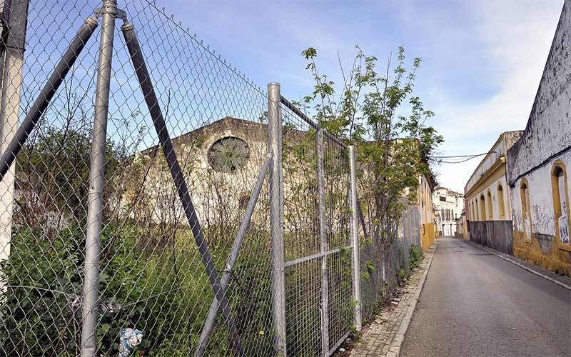 El solar abandonado de la calle Álamos 26 y 28 se vende “forzosamente” por cerca de 68.000 euros