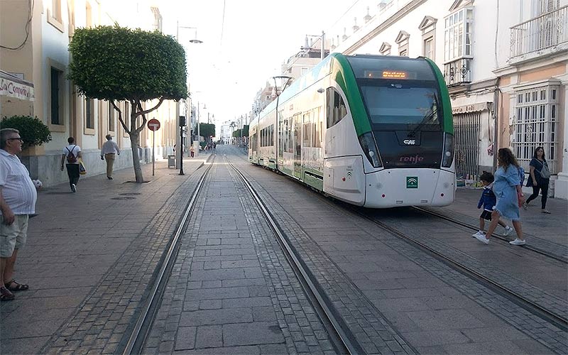 “El tranvía debe enriquecer a San Fernando, no paralizarlo”: la Junta se niega a modificar circulaciones por celebraciones en la calle Real