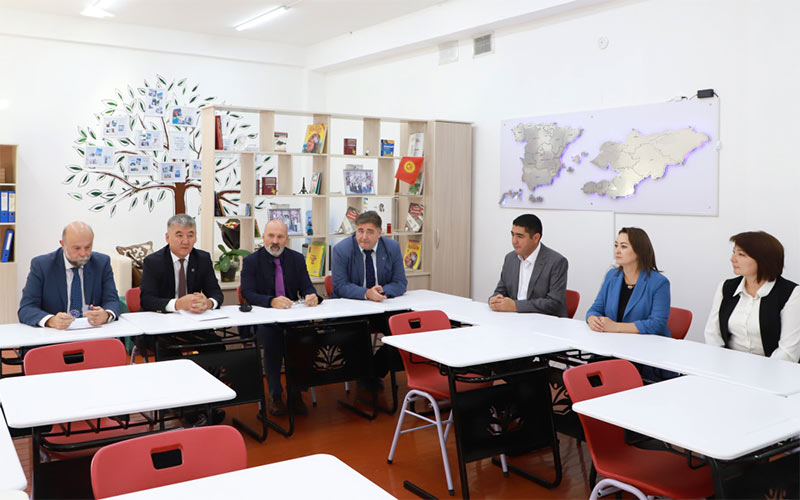 El primer Centro Hispano-Kirguís de Lengua y Cultura en Kirguistán tiene acento gaditano