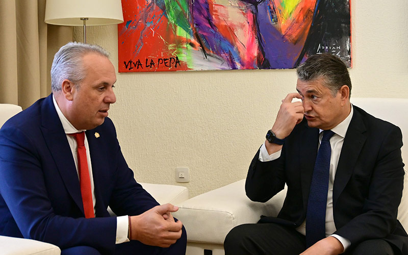 El consejero de la Presidencia visita la Diputación de Cádiz y no se moja sobre Valcárcel: “hay que sentar a todos los actores”