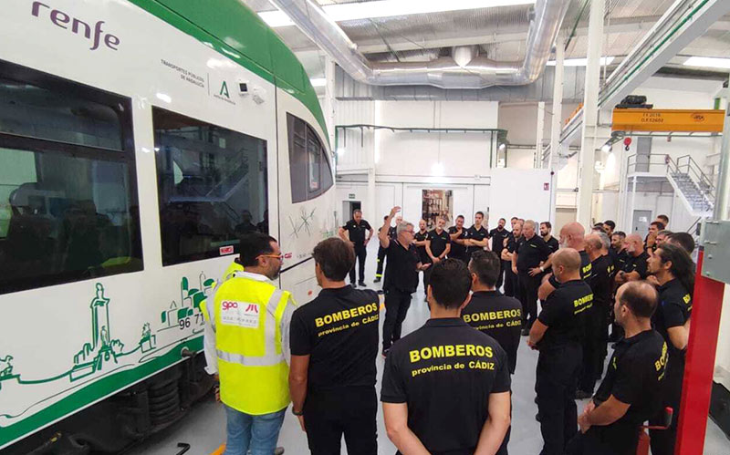 Bomberos de la Bahía de Cádiz se forman específicamente para actuar en incidencias relacionadas con el tranvía metropolitano