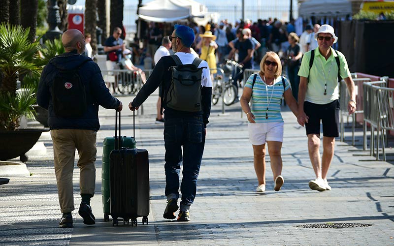 Calle Viva celebra el “pequeño paso” para limitar la turistificación en Cádiz pero “llega tarde y mal, y con 504 viviendas turísticas más”
