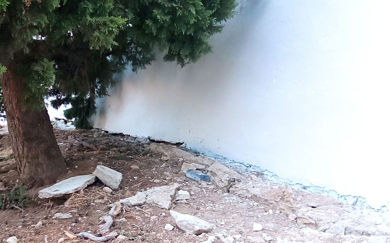Repintado el muro trasero del cementerio isleño: “resuelven lo superficial, pero no solucionan los graves problemas de estabilidad”