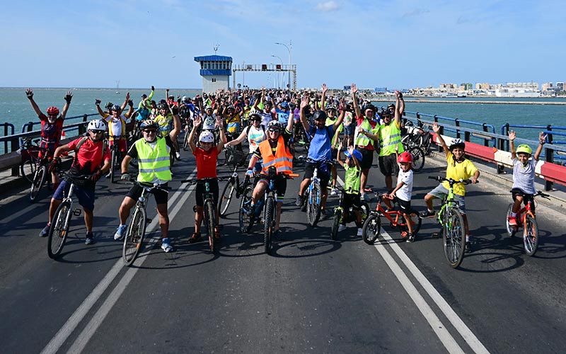 Bicifestación por la conexión peatonal y ciclista por el puente Carranza: “en plena crisis climática y energética no se entiende esta discriminación”