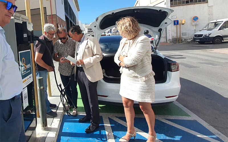 Chiclaneros y visitantes ya pueden recargar su coche eléctrico en tres puntos habilitados por el Ayuntamiento