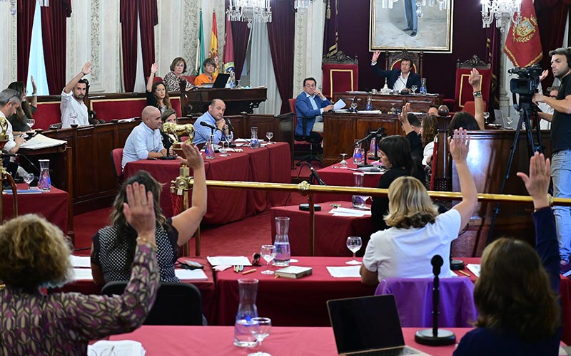 La reclamación de poder decidir sobre la tasa turística y el respaldo al sector del taxi sobresalen en el pleno gaditano de septiembre