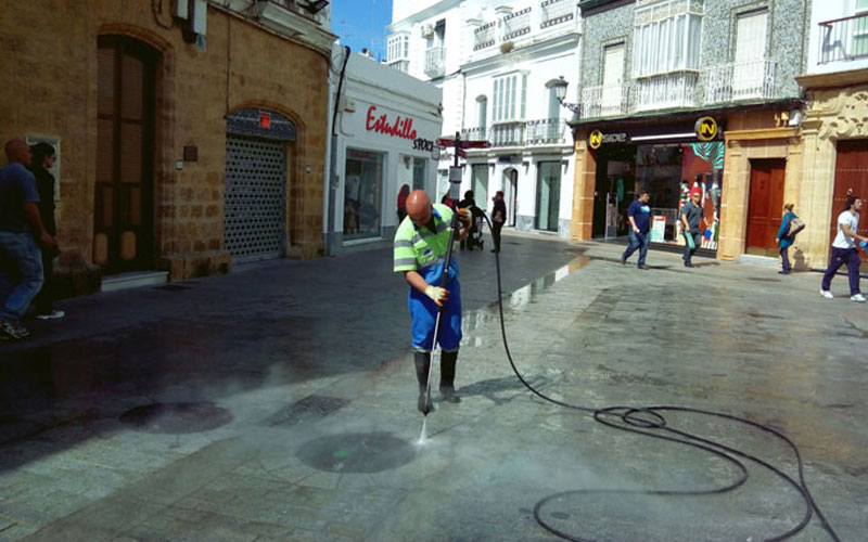 Chiclana invertirá casi 2 millones más al año para recuperar la limpieza a diario en las barriadas