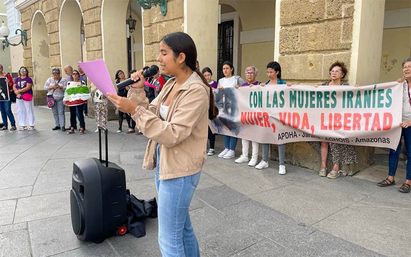 Concentración solidaria en Cádiz con la lucha de las mujeres iraníes