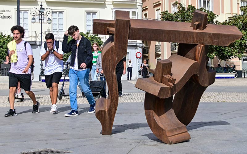 La plaza de San Antonio ‘invita’ con dos muestras a recorrer la provincia en fotos y a recordar a Falla con esculturas “musicales”