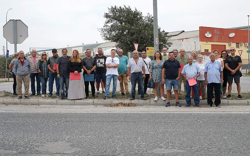 Recogen firmas para exigir al Ayuntamiento la mejora de los accesos al polígono de Pelagatos