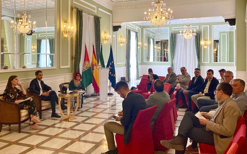 El municipalismo andaluz coincide en la necesidad de contar con la posibilidad de aplicar una tasa turística; Cádiz saluda el debate